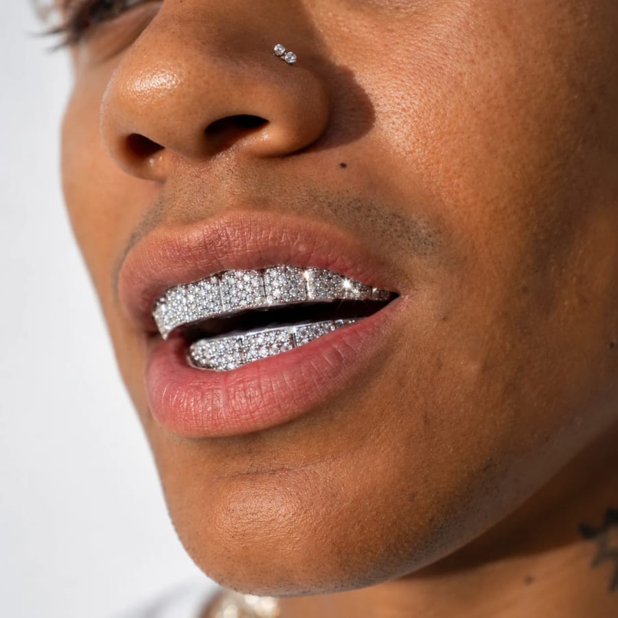 Grillz mit dicht gesetzten Steinen auf der oberen und unteren Zahnreihe