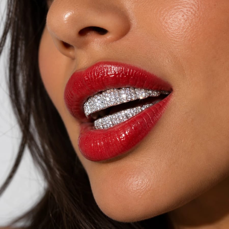 Funkelnde Grillz zu roten Lippen